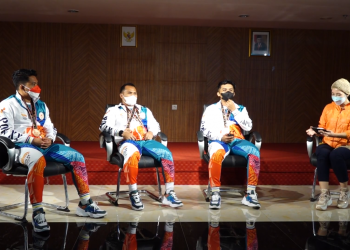 PAPUA MENUJU JEJAK PRESTASI – Rivaldi, Kurniawan & Rahmad Darmawan (Medali Perunggu Cabor Karate Kategori KATA Beregu Putra PON XX Papua)