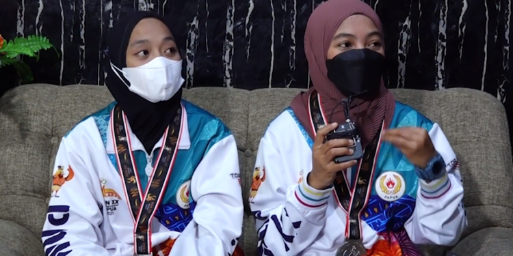 PAPUA MENUJU JEJAK PRESTASI – Devi Sutanti & Miftiyah Husnul Khoiriyah (Medali Perak Cabor Pencak Silat Kelas Seni Ganda PON XX Papua)