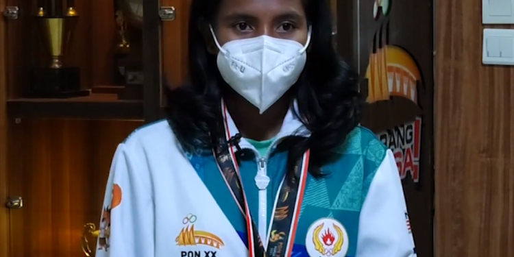 PAPUA MENUJU JEJAK PRESTASI – Ona Antryni Paays (Medali Emas Tinju Kelas Women’s pin 45 Kg PON XX Papua)