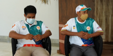 PAPUA MENUJU JEJAK PRESTASI – Samuel Mnusefer & Vladimir Mnusefer (Medali Emas Cabor Terbang Layang PON XX Papua)