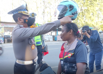 HARI  TERAKHIR  OPERASI ZEBRA CARTENZ  2022, DIRLANTAS POLDA  PAPUA  MEMBAGIKAN  HELM