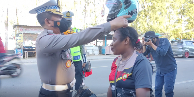 HARI  TERAKHIR  OPERASI ZEBRA CARTENZ  2022, DIRLANTAS POLDA  PAPUA  MEMBAGIKAN  HELM