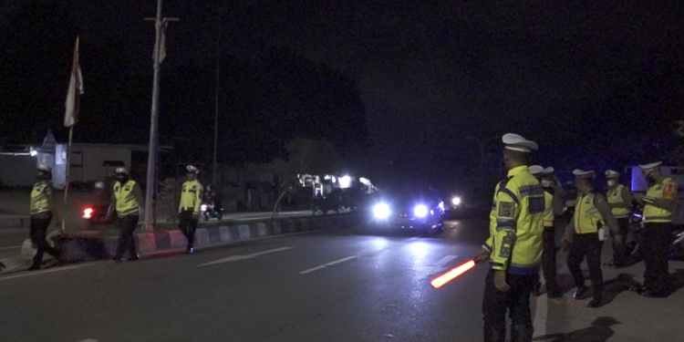 OPERASI ZEBRA CARTENZ TERTIBKAN LALU LINTAS MALAM