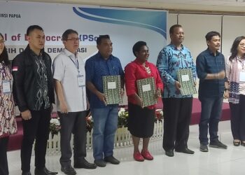 Maurits Mantiri Menutup Kegiatan PIKI School of Democracy