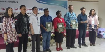 Maurits Mantiri Menutup Kegiatan PIKI School of Democracy