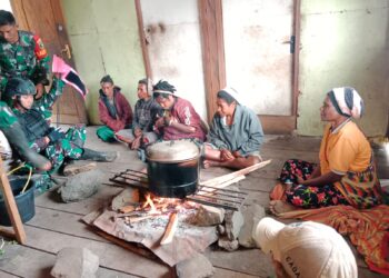 Koramil 1715-04/Okbibab Bersama Satgas 143/TWEJ Gelar Komsos Dan Pengobatan Gratis