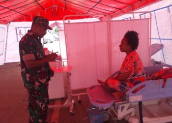 Babinsa Koramil Japut Meninjau Masyarakat setelah Gempa Melanda Kota Jayapura