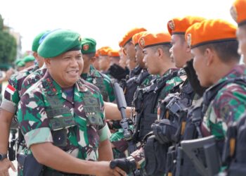 Pangdam XVII/Cenderawasih Pimpin Upacara Penyambutan Dan Pelepasan Kopasgat Di Base Ops Lanud Silas Papare