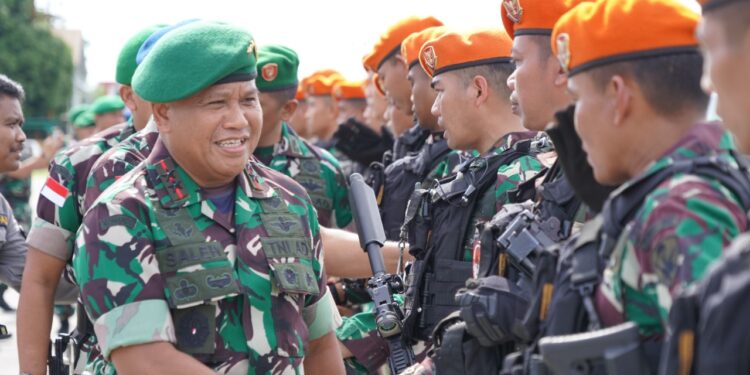 Pangdam XVII/Cenderawasih Pimpin Upacara Penyambutan Dan Pelepasan Kopasgat Di Base Ops Lanud Silas Papare