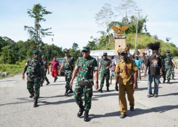 Pangdam XVII/Cenderawasih Kunjungi Masyarakat Dan Meninjau Pembangunan Tugu Pancasila Di Kalipay Kab. Keerom