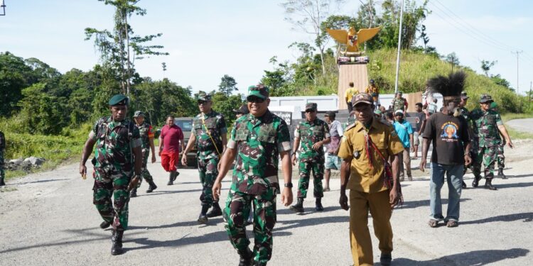 Pangdam XVII/Cenderawasih Kunjungi Masyarakat Dan Meninjau Pembangunan Tugu Pancasila Di Kalipay Kab. Keerom