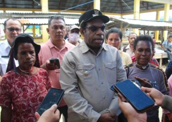 Cek Kestabilan Harga, Bupati Keerom, Piter Gusbager Tinjau Pasar Arso II Menjelang Perayaan Natal