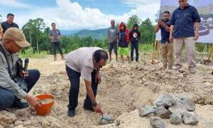 Bupati Keerom Melakukan Peletakan Batu Pertama Pembangunan Situs Rohani Di Kampung Yowong