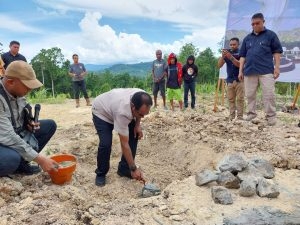 Bupati Keerom Melakukan Peletakan Batu Pertama Pembangunan Situs Rohani Di Kampung Yowong