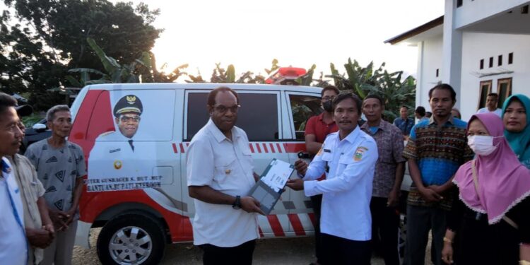 Jawab Kebutuhan Warga, Bupati Piter Gusbager Bantu Mobil Ambulans di Kampung Yaturaharja di Arso X Keerom
