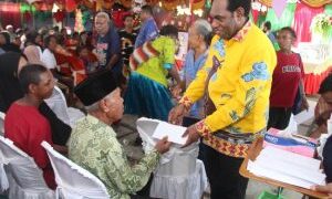 Bupati Keerom Gelar Natal Bersama Difabel, Lansia dan Anak Yatim