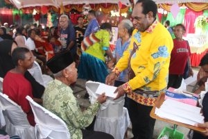 Bupati Keerom Gelar Natal Bersama Difabel, Lansia dan Anak Yatim
