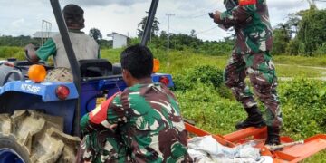 Kodim 1715/Yahukimo Bantu Petani Lakukan Pengolahan Lahan Sawah