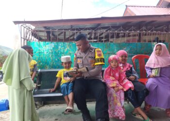 Bhabinkamtibmas Polres Tolikara Ini Ajari Anak-anak Cara Membaca Iqro