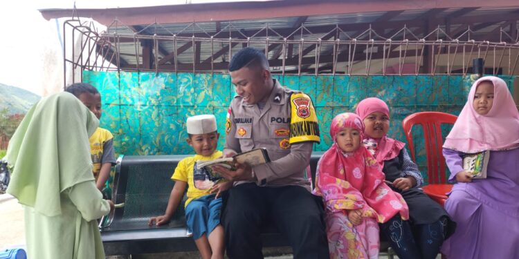 Bhabinkamtibmas Polres Tolikara Ini Ajari Anak-anak Cara Membaca Iqro