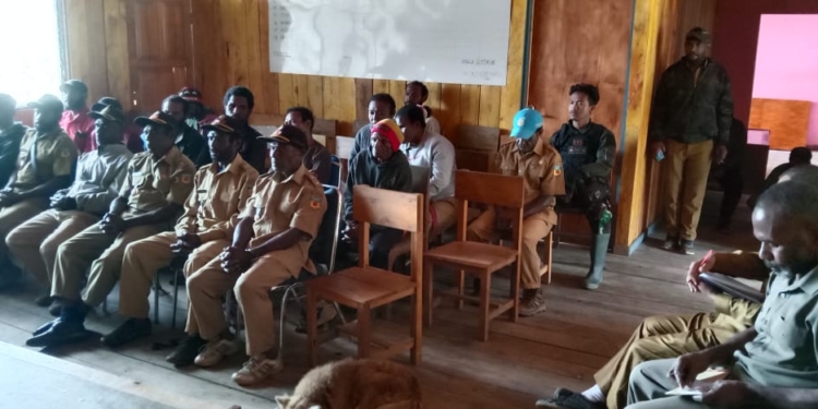 Wujudkan Kamtibmas Kondusif, Babinsa Koramil 1715-04/Okbibab Rapat Bersama Kadistrik Baru