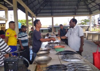 Bupati Keerom beri bantuan UMKM di pasar Arso 3