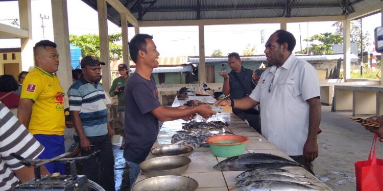 Bupati Keerom beri bantuan UMKM di pasar Arso 3