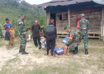 Cegah Malaria, Koramil 1715-01/Oksibil Bersinergi Dengan Puskesmas Bagikan Kelambu
