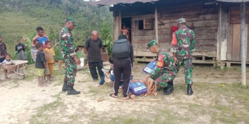 Cegah Malaria, Koramil 1715-01/Oksibil Bersinergi Dengan Puskesmas Bagikan Kelambu