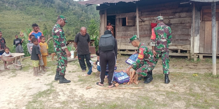 Cegah Malaria, Koramil 1715-01/Oksibil Bersinergi Dengan Puskesmas Bagikan Kelambu