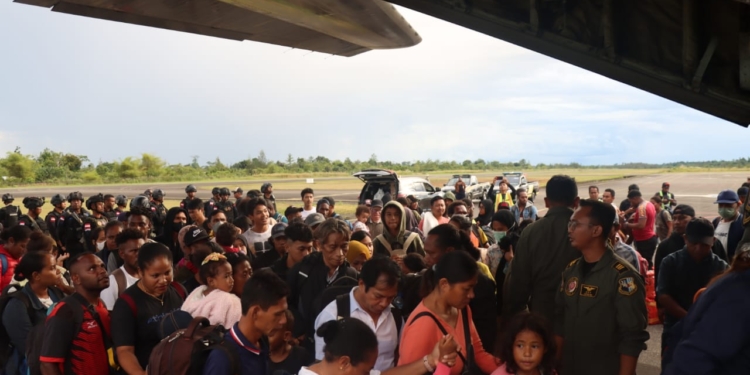 Warga Yahukimo terpaksa menggunakan Hercules, karena tidak adanya layanan penerbangan