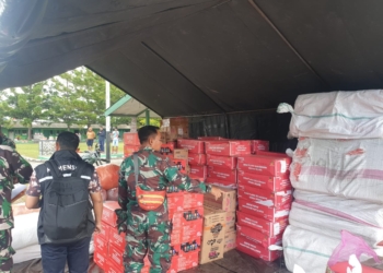 Pengungsi Di Makodim 1702/JWY Terima Bantuan Langsung Dari Kemensos RI