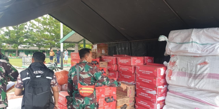 Pengungsi Di Makodim 1702/JWY Terima Bantuan Langsung Dari Kemensos RI