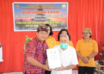 Kunjungan Kasih Sambut Perayaan Nyepi dan HUT WHDI di Panti Bina Usia Lanjut Sentani