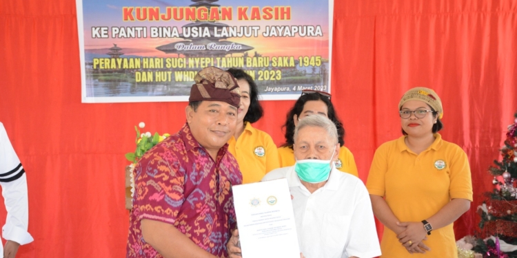 Kunjungan Kasih Sambut Perayaan Nyepi dan HUT WHDI di Panti Bina Usia Lanjut Sentani