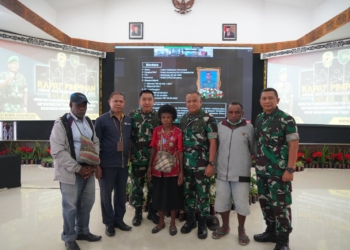 Anak Tercinta Gugur’, Pangdam XVII/Cenderawasih berikan Santunan