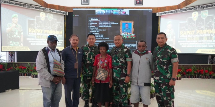 Anak Tercinta Gugur’, Pangdam XVII/Cenderawasih berikan Santunan