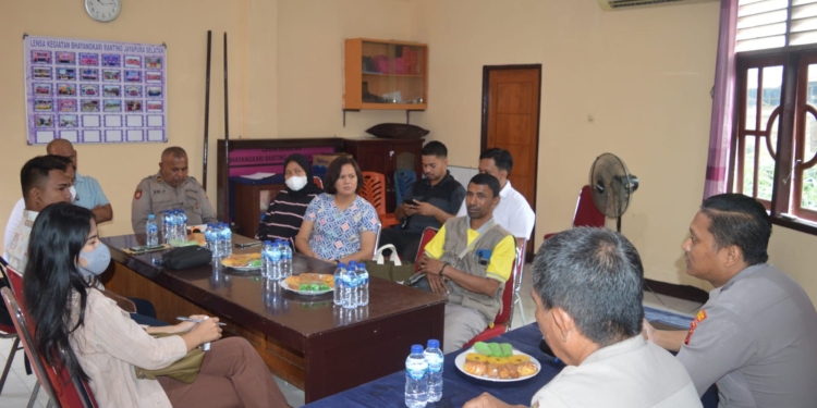 Polsek Japsel Bahas Kamtibmas Bersama Pelaku Usaha Cafe Dan Resto di Pantai Holtekamp