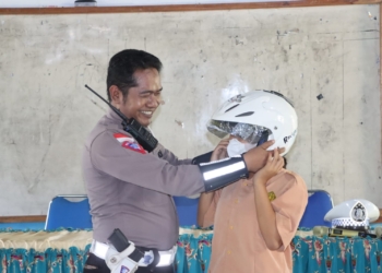 Sat Lantas Polres Keerom Berbagi Helem Gratis Kepada Siswa/i SMA