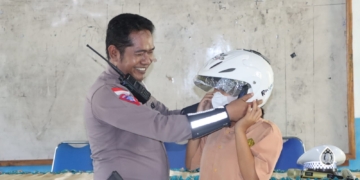 Sat Lantas Polres Keerom Berbagi Helem Gratis Kepada Siswa/i SMA