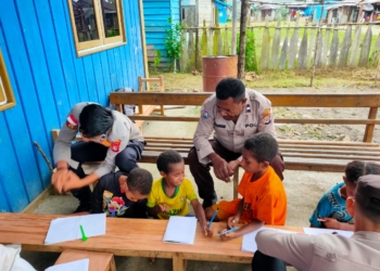 Melalui Program Si Ipar Ops Rasaka Cartenz 2023, Binmas Noken Ajarkan Anak Didik membaca dan Menulis di Pegubin