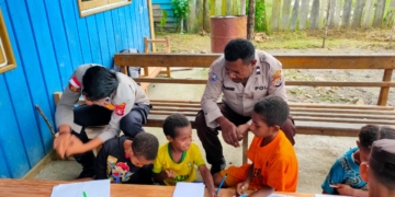 Melalui Program Si Ipar Ops Rasaka Cartenz 2023, Binmas Noken Ajarkan Anak Didik membaca dan Menulis di Pegubin