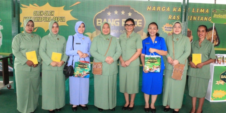 ketua Persit KCK  XVII Cenderawasih Sambangi  UMKM Mama Papua Abon Gulung, Bang pace