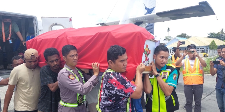 2 Anggota TNI-Polri Yang Gugur Saat Pengamanan Sholat Teraweh Telah Diterbangkan Ke Jayapura