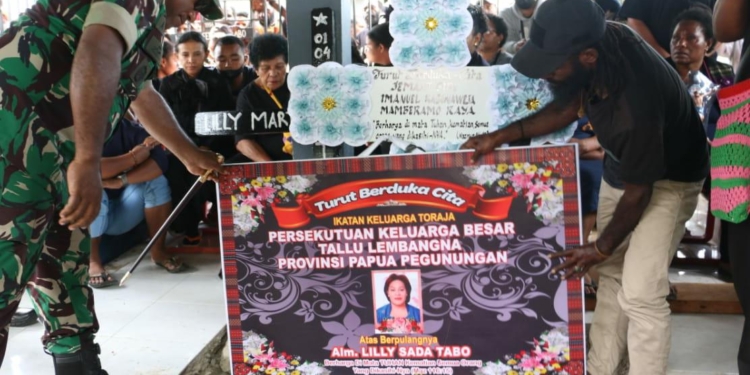 Mamberamo Raya Berduka Istri Bupati Meninggal Dunia, Dandim 1702/JWY Ikuti Proses Pemakaman