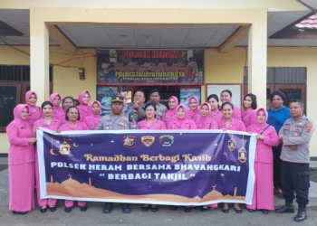 Berbagi Kasih, Kapolsek Heram Bersama Bhayangkari Bagikan 500 Paket Takjil di Traffic Light Waena