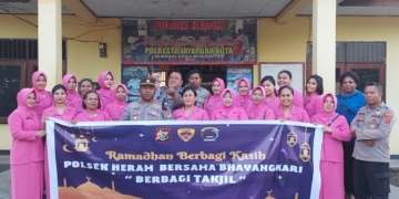 Berbagi Kasih, Kapolsek Heram Bersama Bhayangkari Bagikan 500 Paket Takjil di Traffic Light Waena