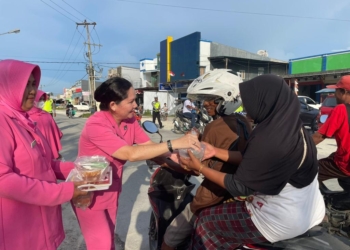 Bhayangkari Cabang Keerom Berbagi Takjil Ramadhan.