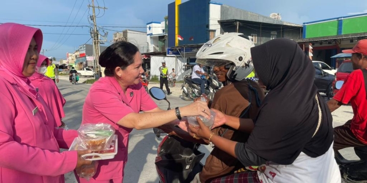 Bhayangkari Cabang Keerom Berbagi Takjil Ramadhan.