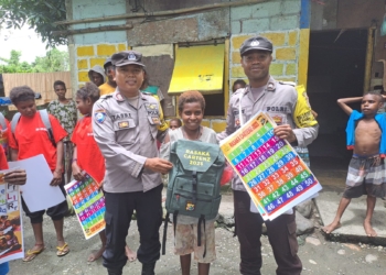 Picu Semangat Belajar, Personel Ops Rasaka Cartenz Bekali Anak di Mimika dengan Alat Tulis